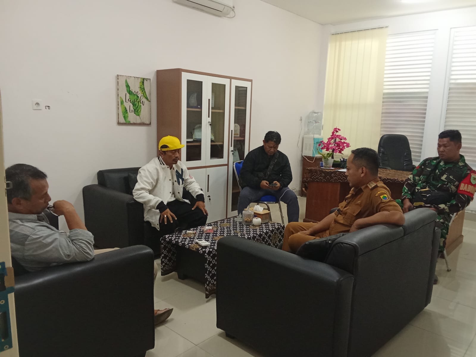 Babinsa Desa Gasol Kawal Mediasi Temuan Makanan Basi Program MBG di Cugeunang
