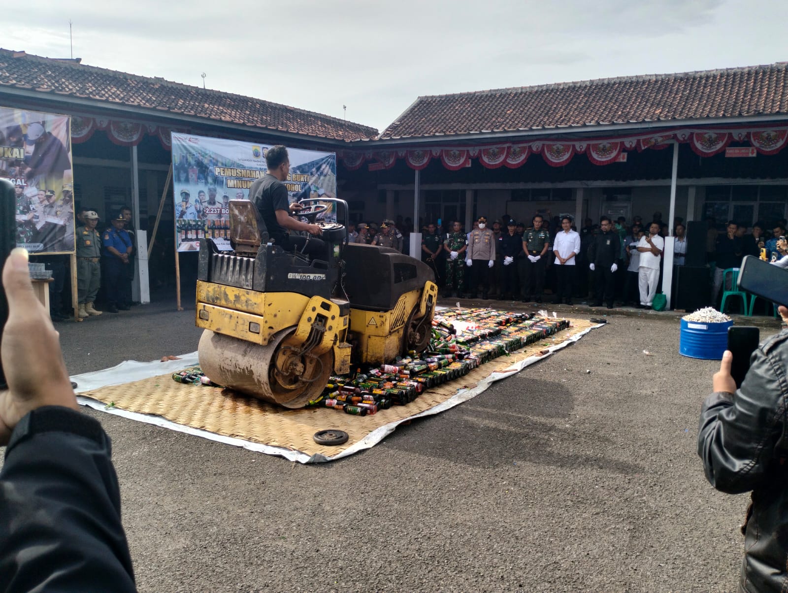 Sinergitas Tanpa Batas, Babinsa Koramil 0608-01/Kota Pantau Pemusnahan Miras dan Peresmian Alutsista Pemkab Cianjur