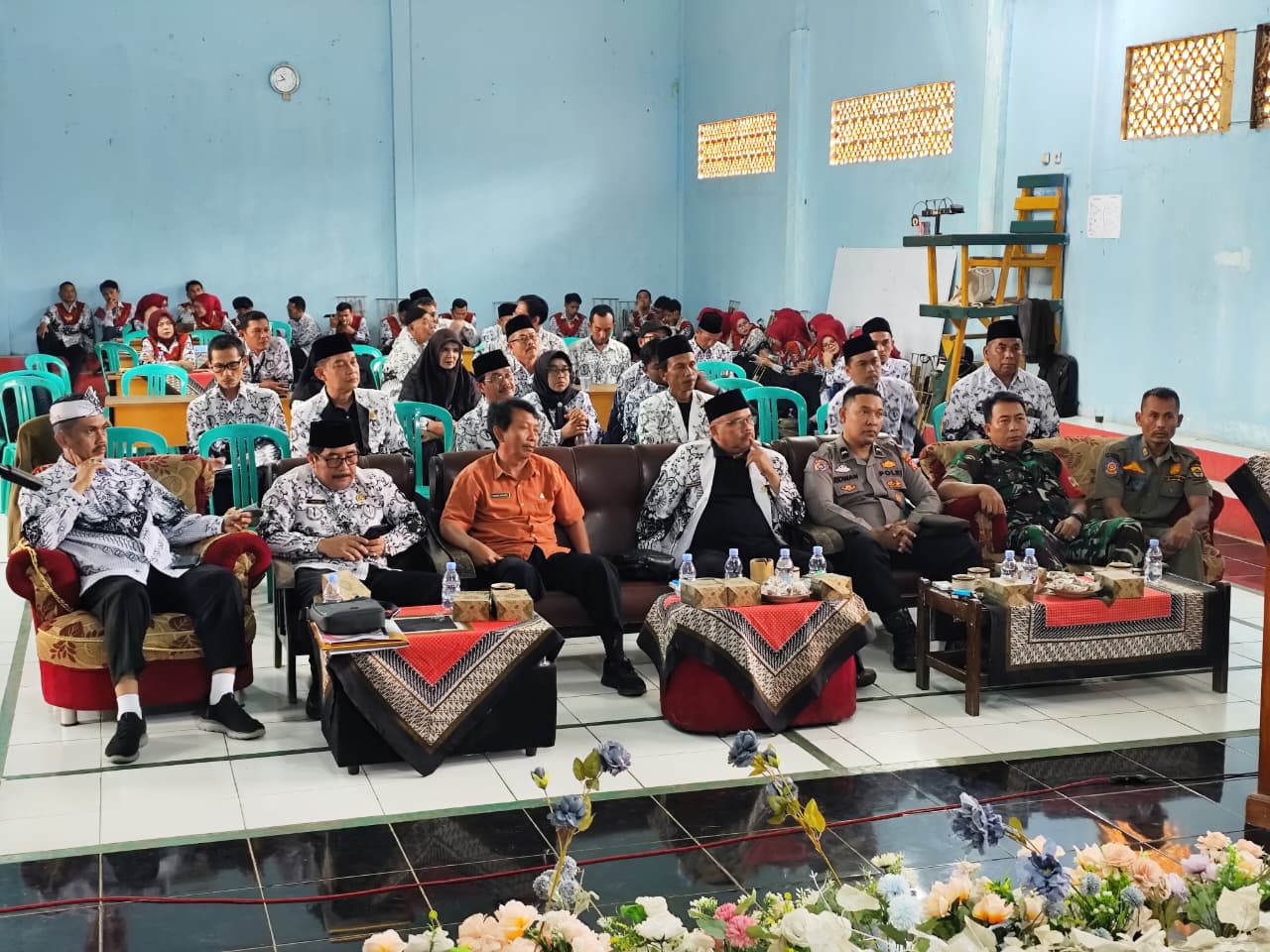 Sinergi TNI dan Pendidik, Danposmil Pasirkuda Hadiri Konferensi Cabang PGRI di Gedung Guru