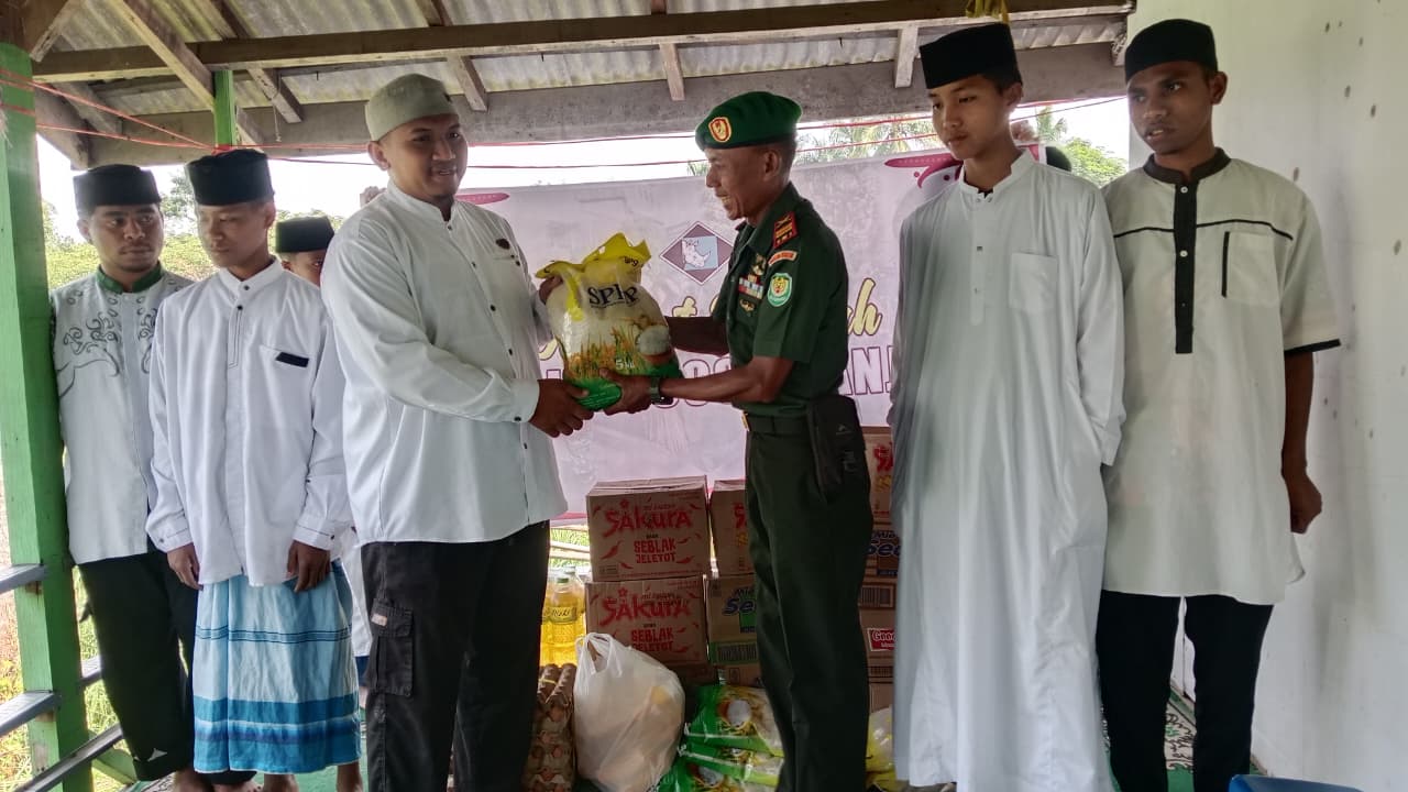 Wujud Kepedulian Sosial, Kodim 0608/Cianjur Gelar Aksi “Jumat Berkah” di Ponpes Darussalam Al-Mubarok