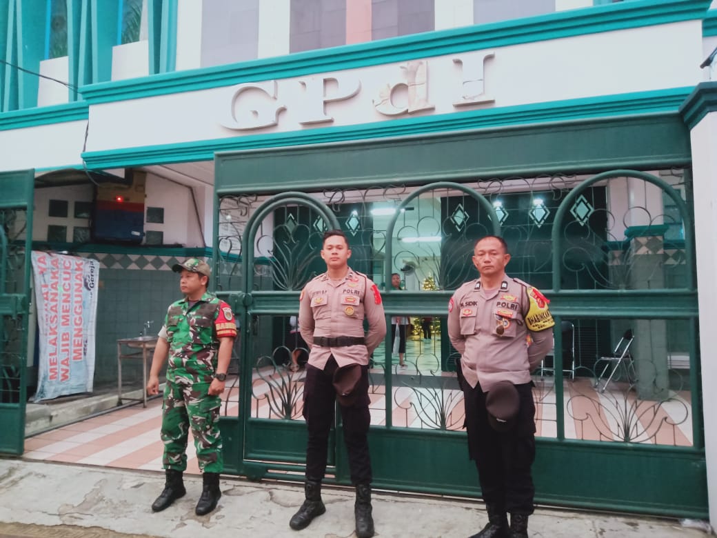 Pastikan Ibadah Natal Aman, Sertu Musa Koramil 01/Kota Laksanakan Pengamanan di GPDI Solok Pandan