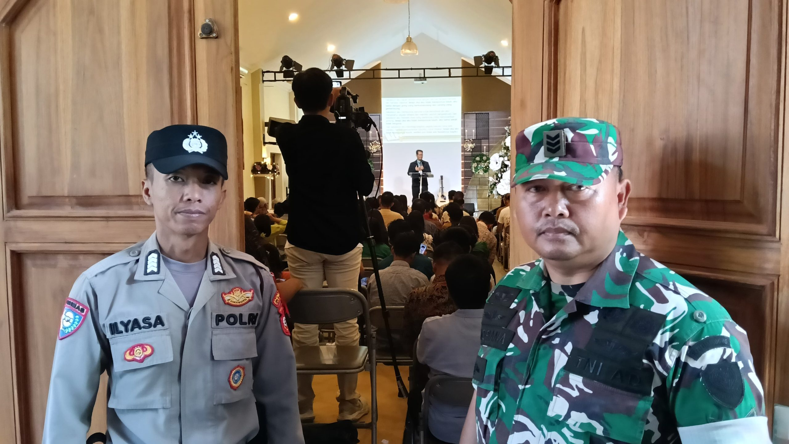 Sinergi Personel Koramil 0809/Ciranjang Amankan Ibadah Natal di GPDI Pasir Nangka