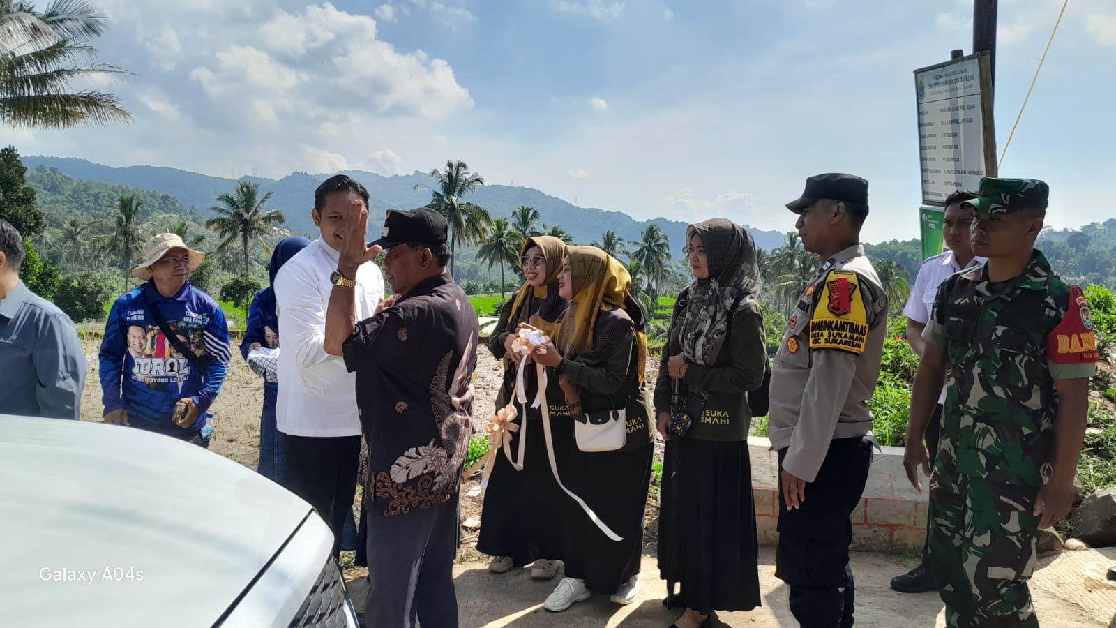 Dampingi Bupati Cianjur, Koptu Teguh Kawal Peresmian Jalan Desa Sukamahi Sepanjang 800 Meter