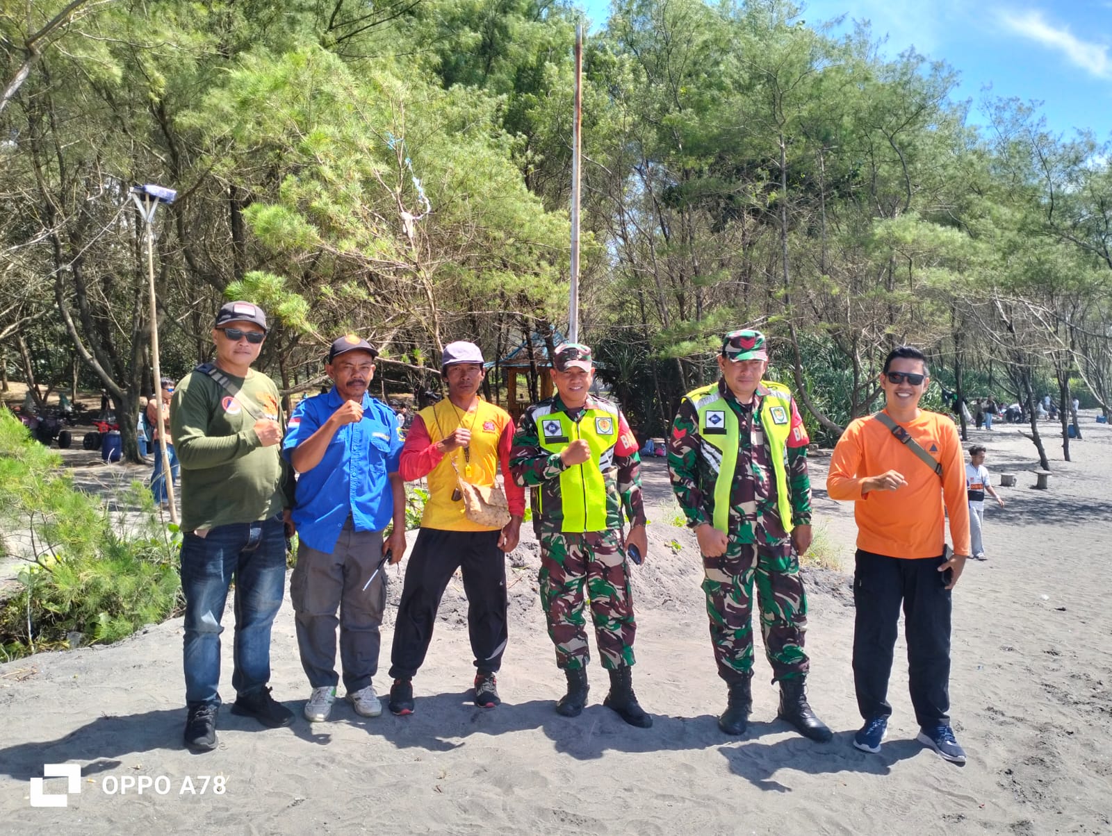 Babinsa Koramil Cidaun Kawal Keamanan Wisata Pantai Cemara Menjelang Tahun Baru