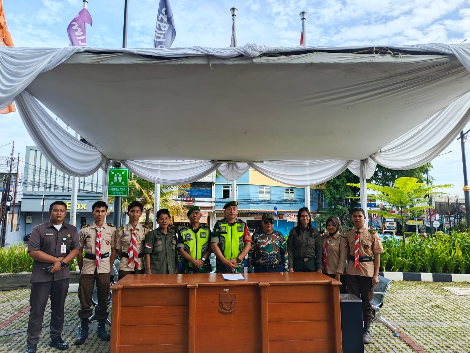 Babinsa Kelurahan Muka Laksanakan Pengamanan Intensif NATARU di Kawasan Living Plaza