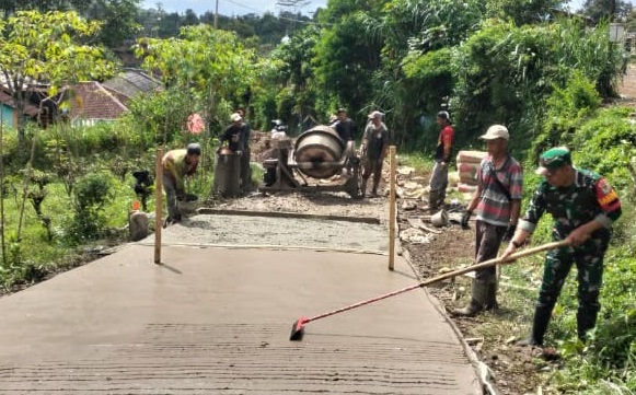 Wujudkan Infrastruktur Desa, Serka Marsun Gotong Royong Bangun Jalan di Kp. Jayanti