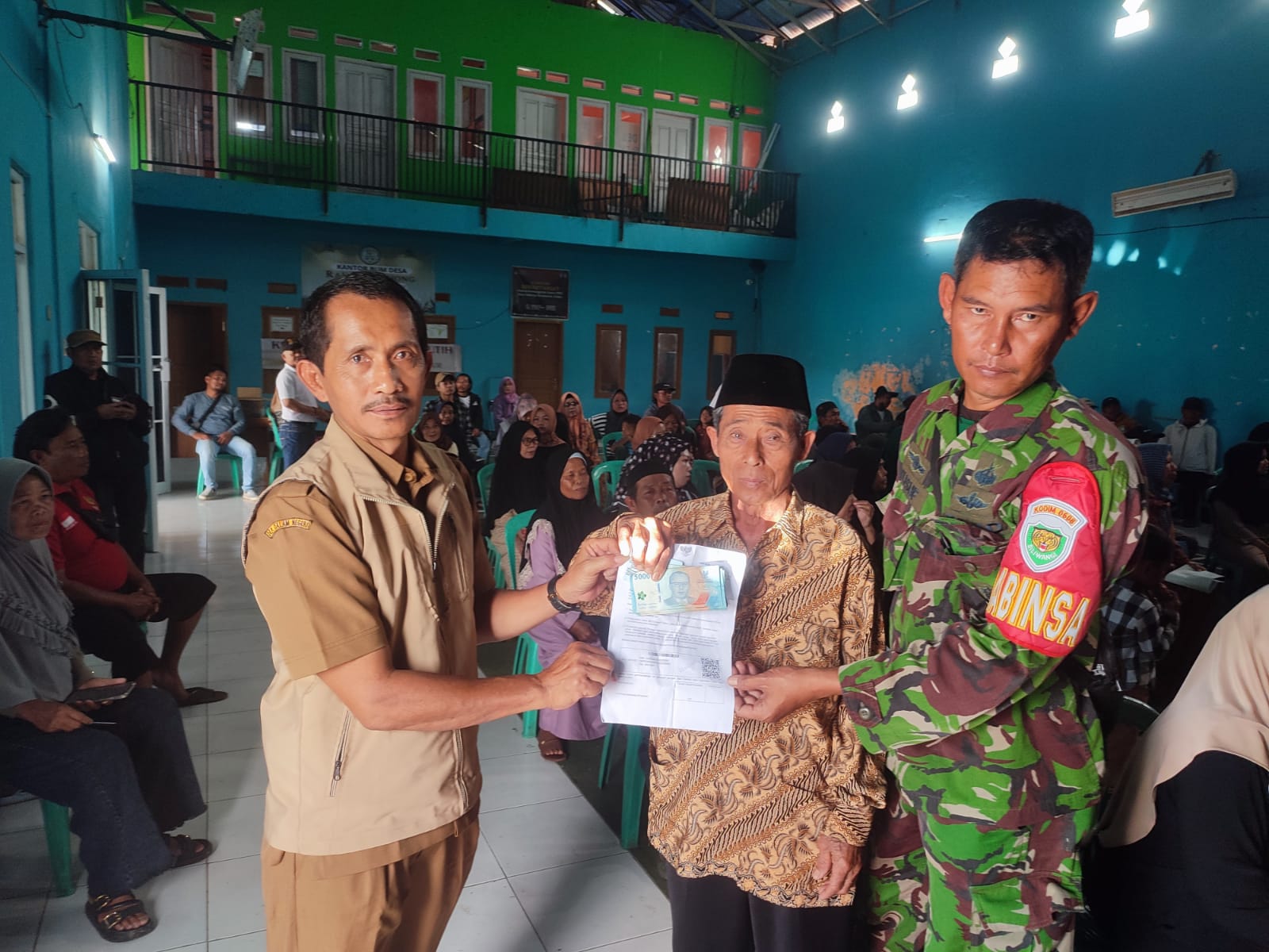Pastikan Tepat Sasaran, Serka Yusuf Monitor Pendistribusian BLT Kesra di Desa Rahong