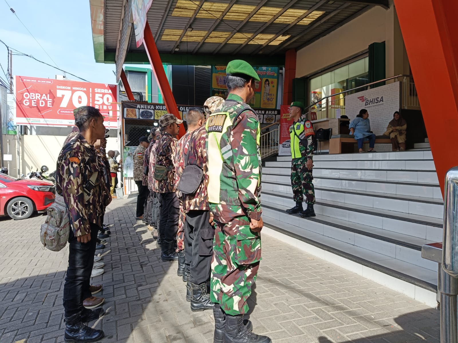 Sinergi Personel Koramil 0608-09/Ciranjang Jaga Kondusifitas Pospam Yogya Jelang Perayaan Tahun Baru