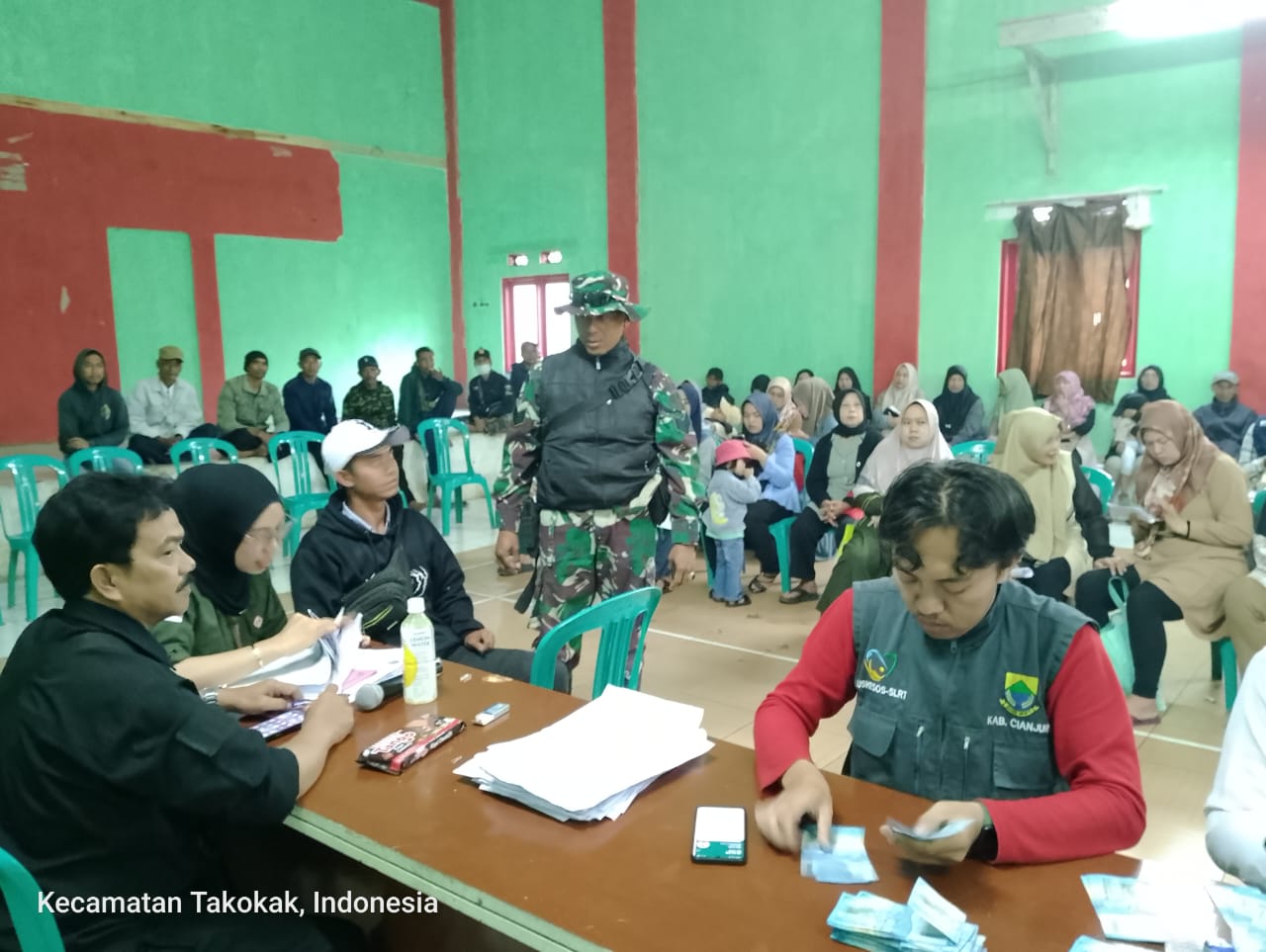 Kawal Penyaluran BLT Dana Desa di Pasawahan, Serka Yaya: Gunakan untuk Kebutuhan Pokok