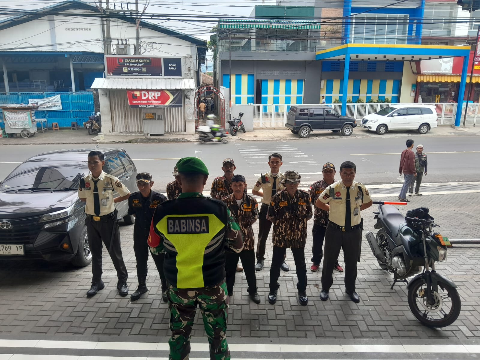 Jelang Malam Pergantian Tahun, Koramil Ciranjang dan FKPPI Perketat Pengamanan di Pospam Yogya