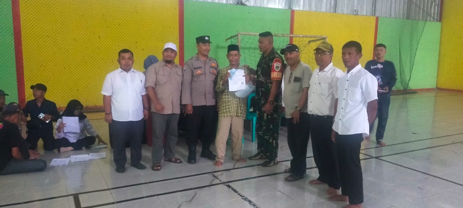 Pastikan Tepat Sasaran, Danramil 013/Pagelaran Pantau Langsung Penyaluran Bansos BLTS Tahap II di Desa Mekar Mulya