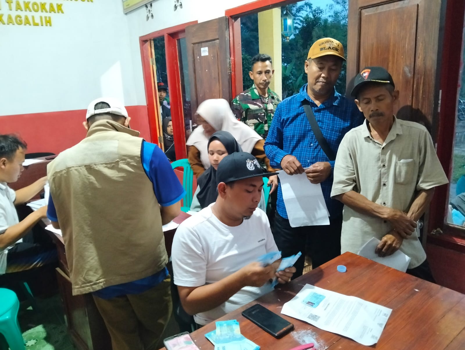 Dampingi Penyaluran BLT-DD di Dua Desa, Koptu Opit Pastikan Ratusan KPM Terima Haknya Secara Utuh