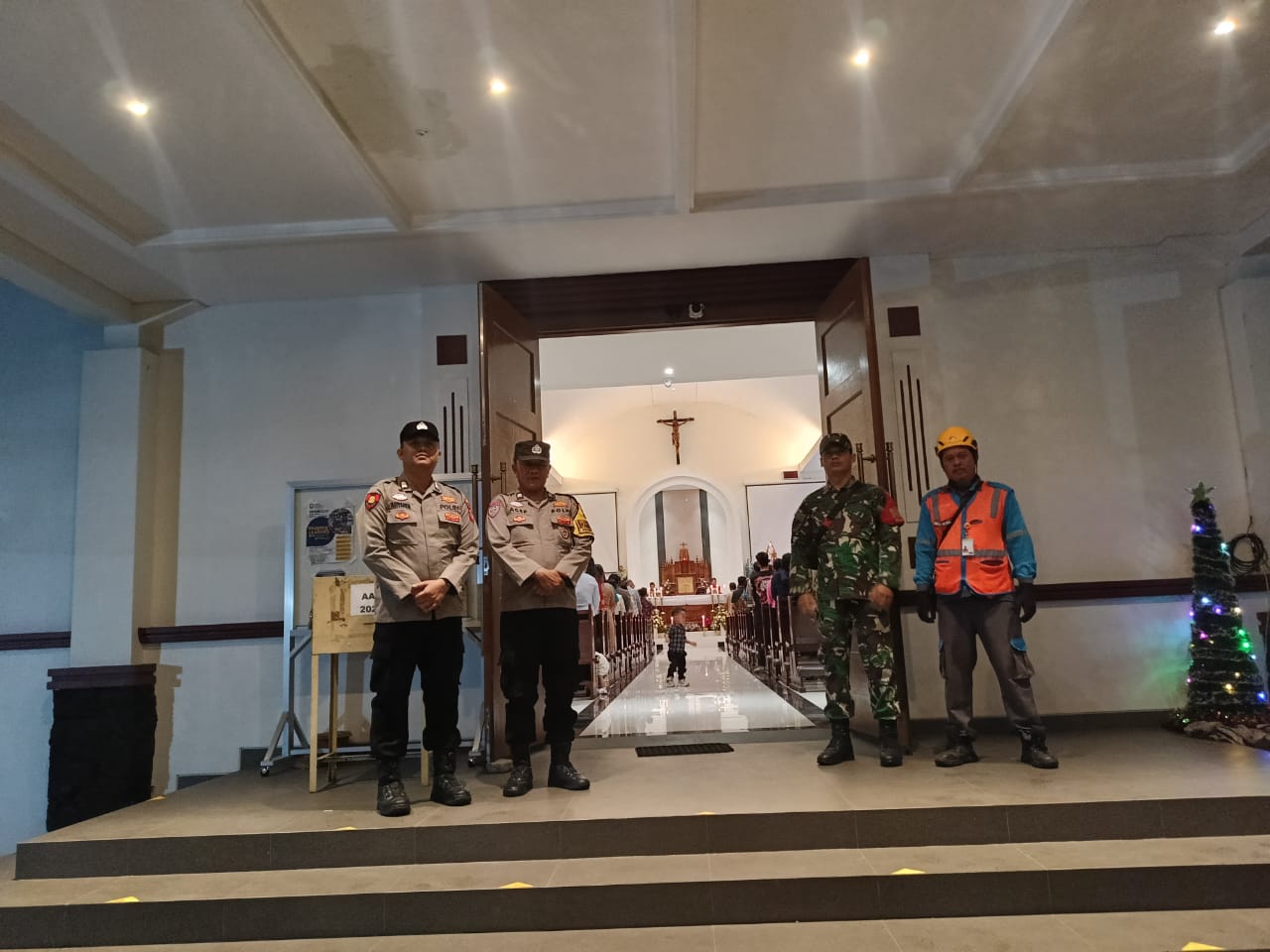 Jamin Keamanan Ibadah di Kelurahan Sawah Gede, Babinsa Serka Handi Kawal Ketat Gereja Santo Petrus
