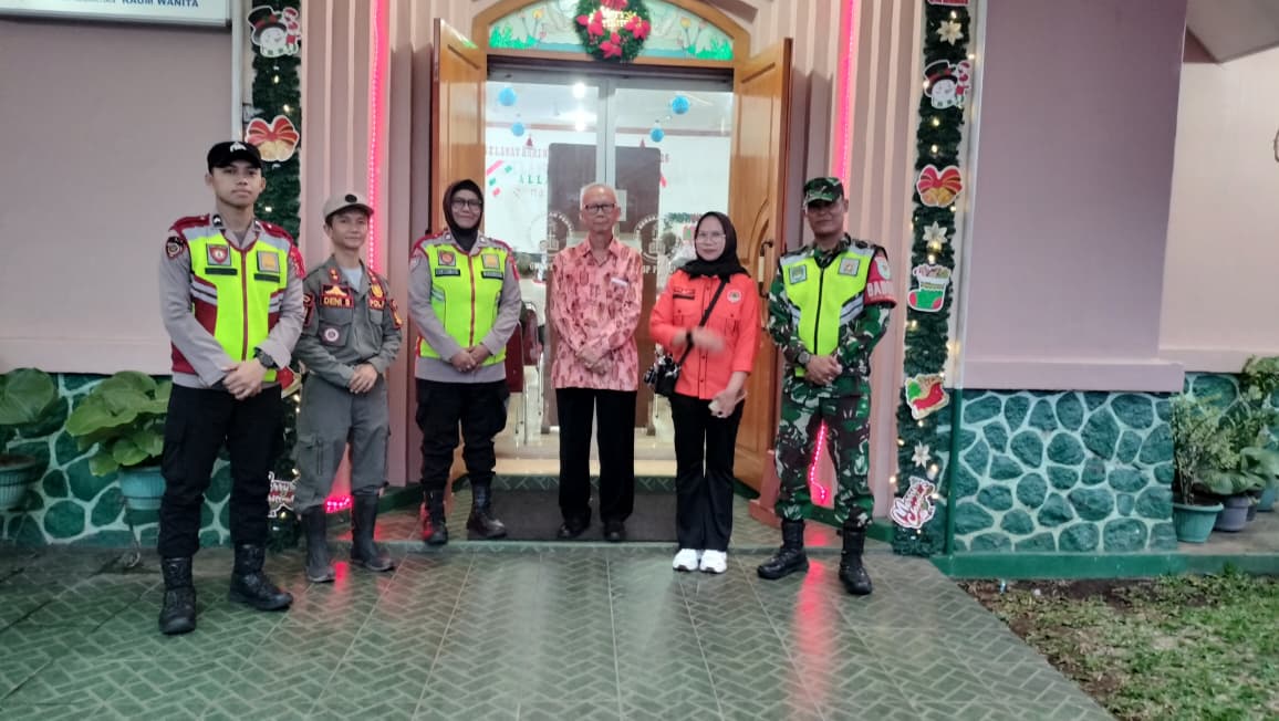 Pastikan Khidmatnya Ibadah Akhir Tahun, Pelda Sigit Kawal Pengamanan di Gereja Gerakan Pentakosta Peniel