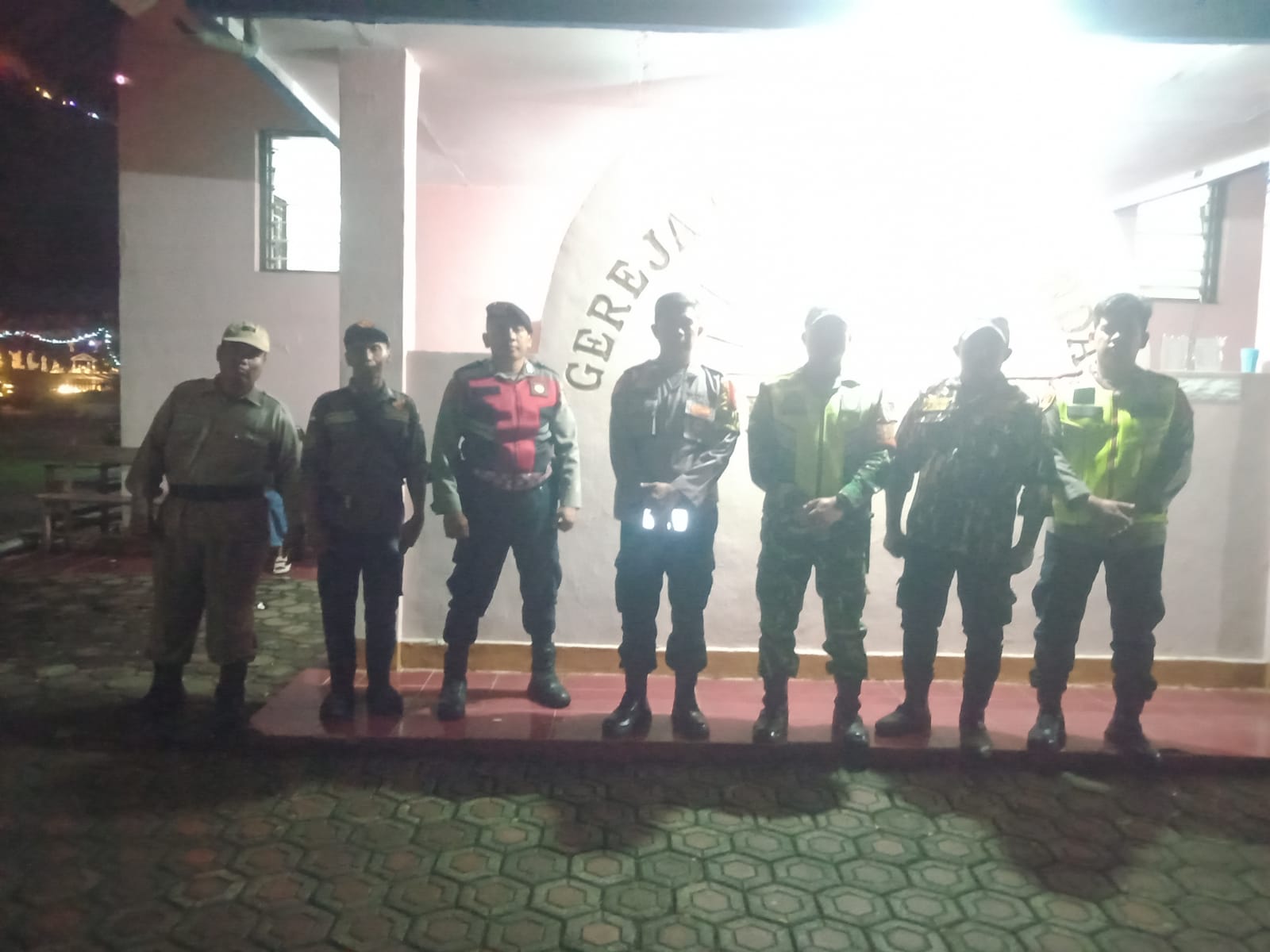 Sinergi Tanpa Batas, Sertu Asep Supriatna Kawal Keamanan Malam Tahun Baru di Wilayah Ciranjang