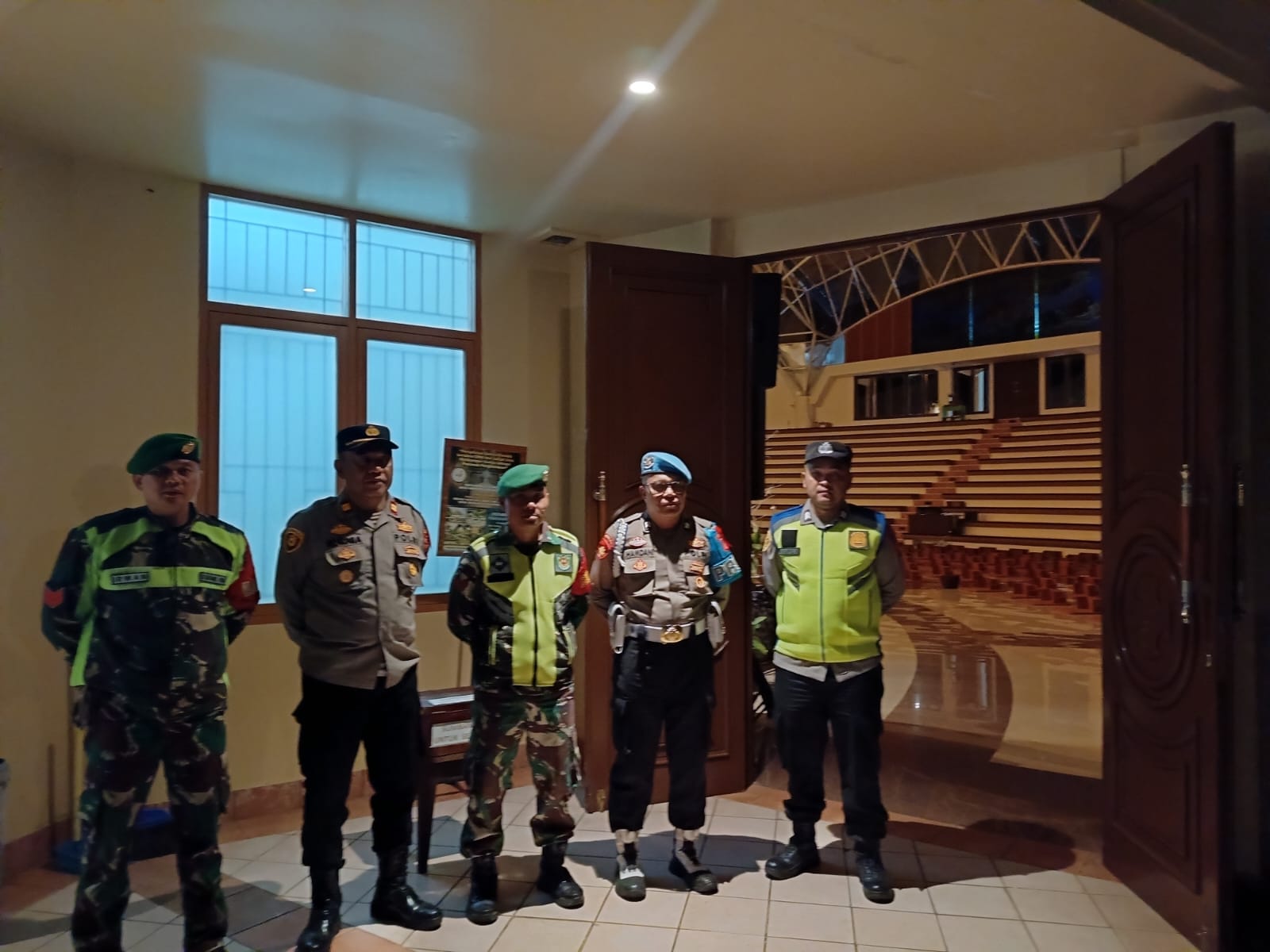 Kawal Kedamaian Akhir Tahun, Koptu Teguh Anggota Koramil 04/Cipanas Amankan Misa Syukur di Lembah Karmel