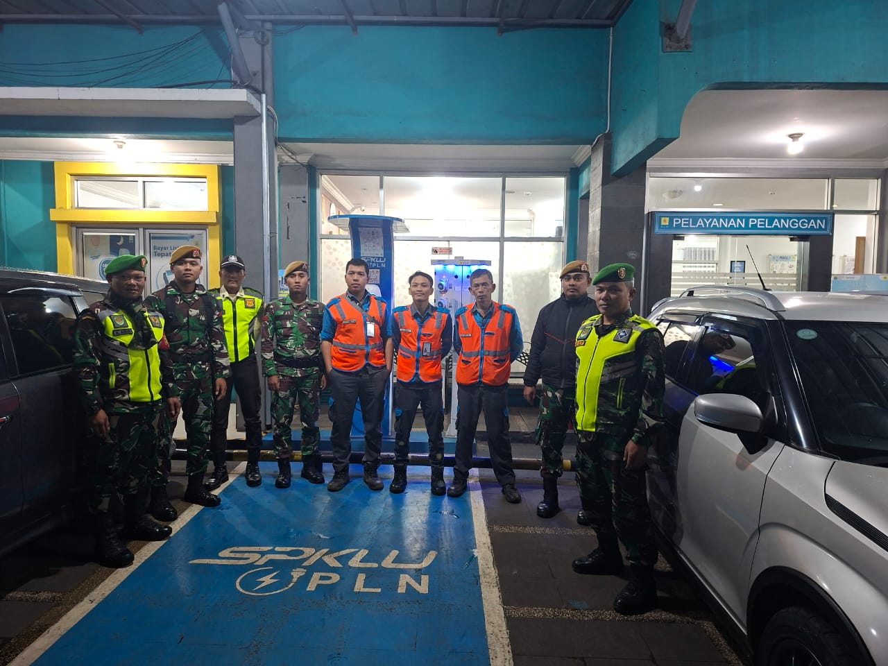 Perkuat Keamanan Malam Tahun Baru, Anggota Koramil 04/Cipanas Gelar Patroli Kolaborasi di Objek Vital
