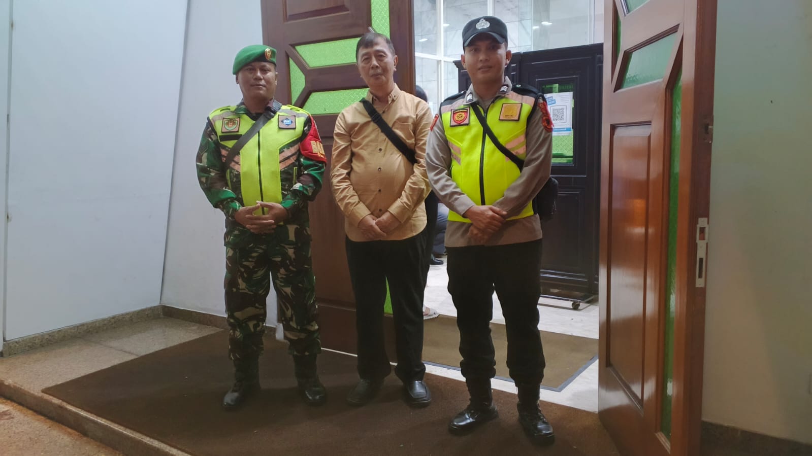 Wujudkan Toleransi dan Keamanan, Serka Yusuf Babinsa Koramil 01/Kota Kawal Ibadah di Gereja Yesus Sejati