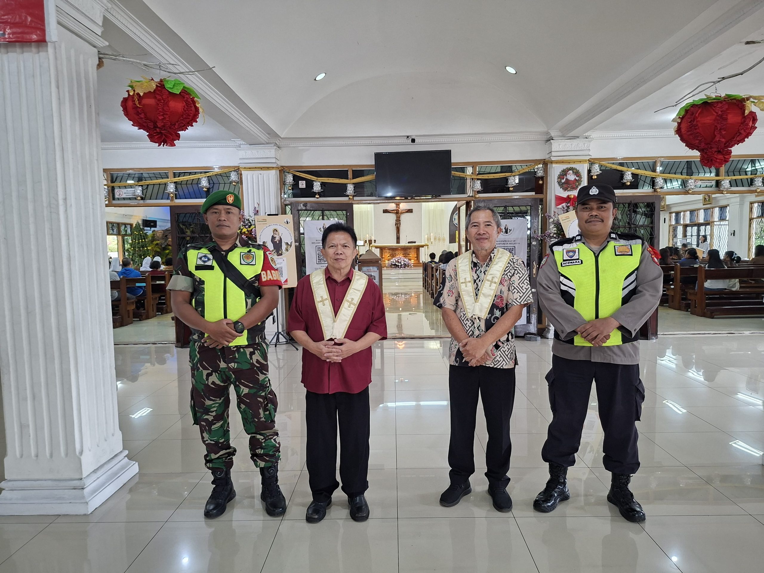 Pastikan Ibadah Tahun Baru Kondusif, Serda Purwantoro Kawal Keamanan Gereja Katolik Santa Maria Para Malaikat