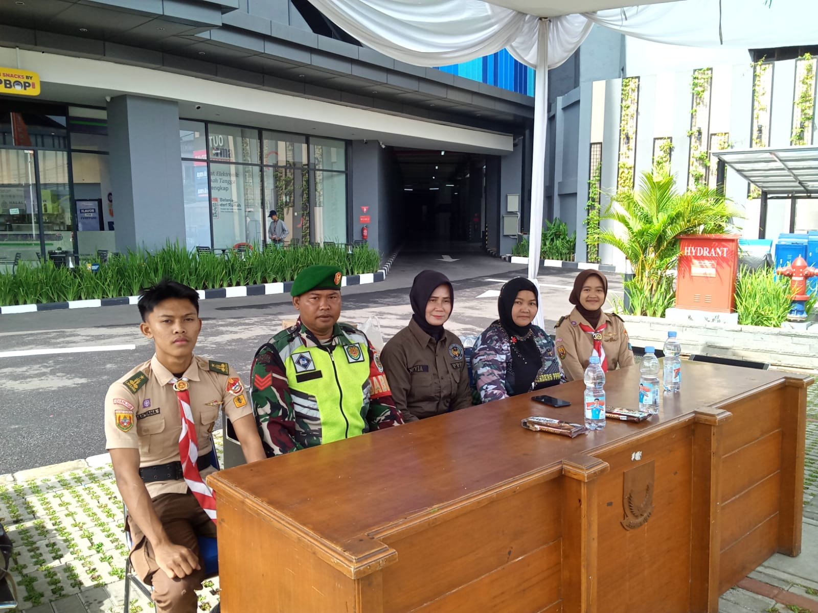 Kopka Tisna Anggota Koramil 01/Kota Kawal Keamanan Tahun Baru di Tugu Tauco Cianjur