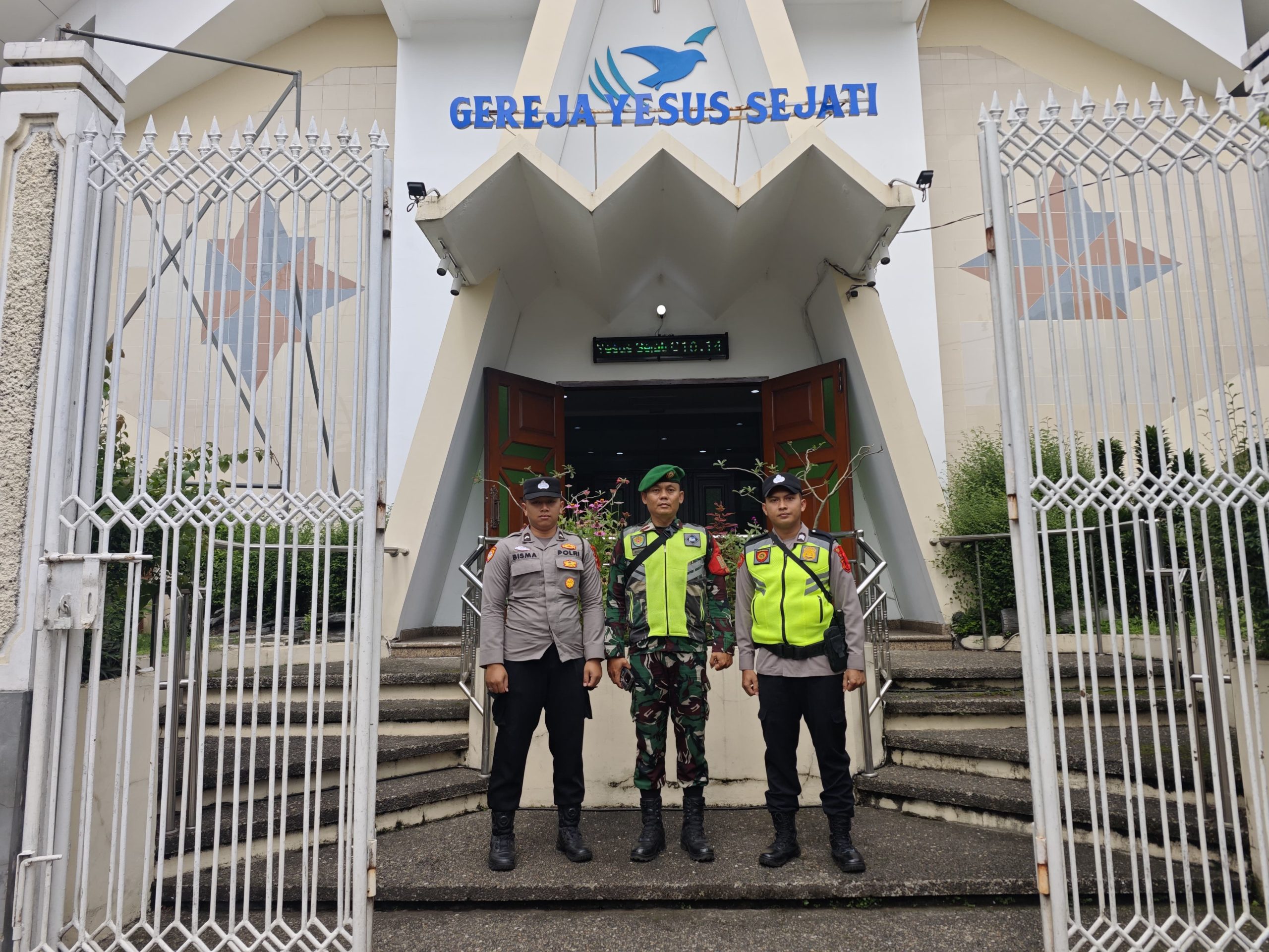 Pastikan Ibadah Awal Tahun Aman, Serka Rusdiawan Pantau Kebaktian di Gereja Yesus Sejati