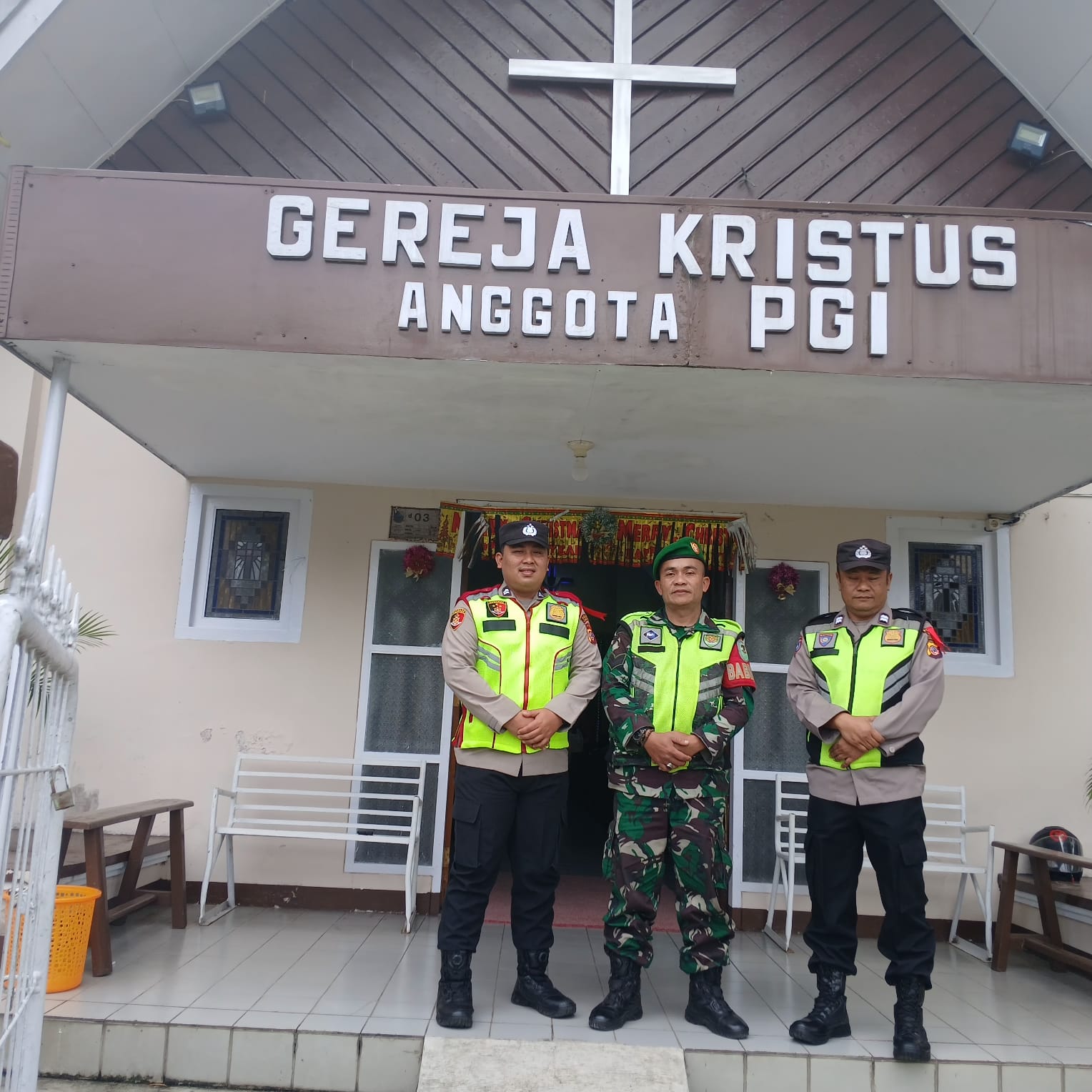 Pastikan Ibadah Awal Tahun Kondusif, Sertu Ahmad Saipudin Kawal Keamanan di Gereja Kristus Ketapang