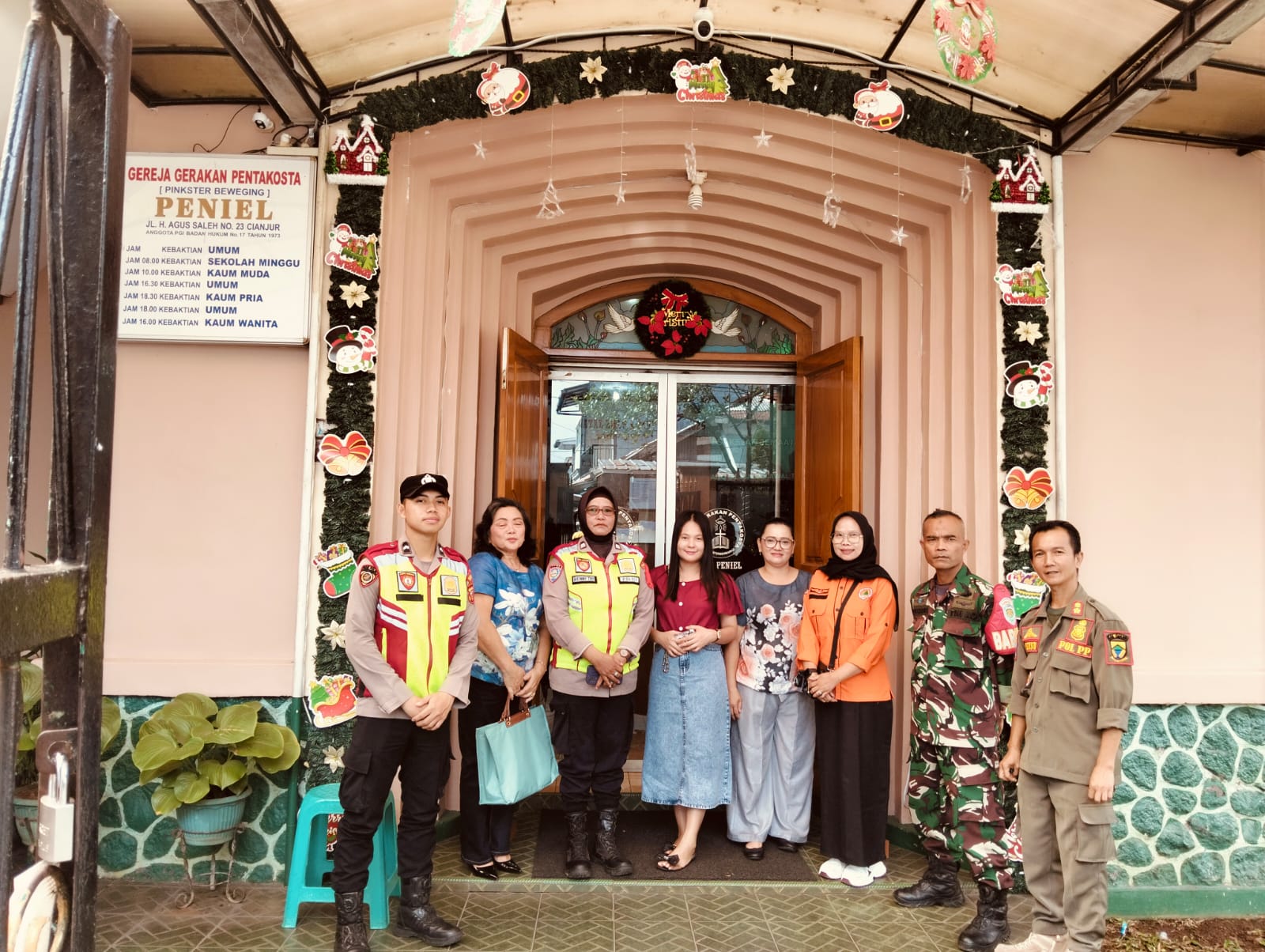 Jamin Keamanan Ibadah Awal Tahun, Serka Dede Babinsa Koramil 01/Kota Kawal Gereja Peniel