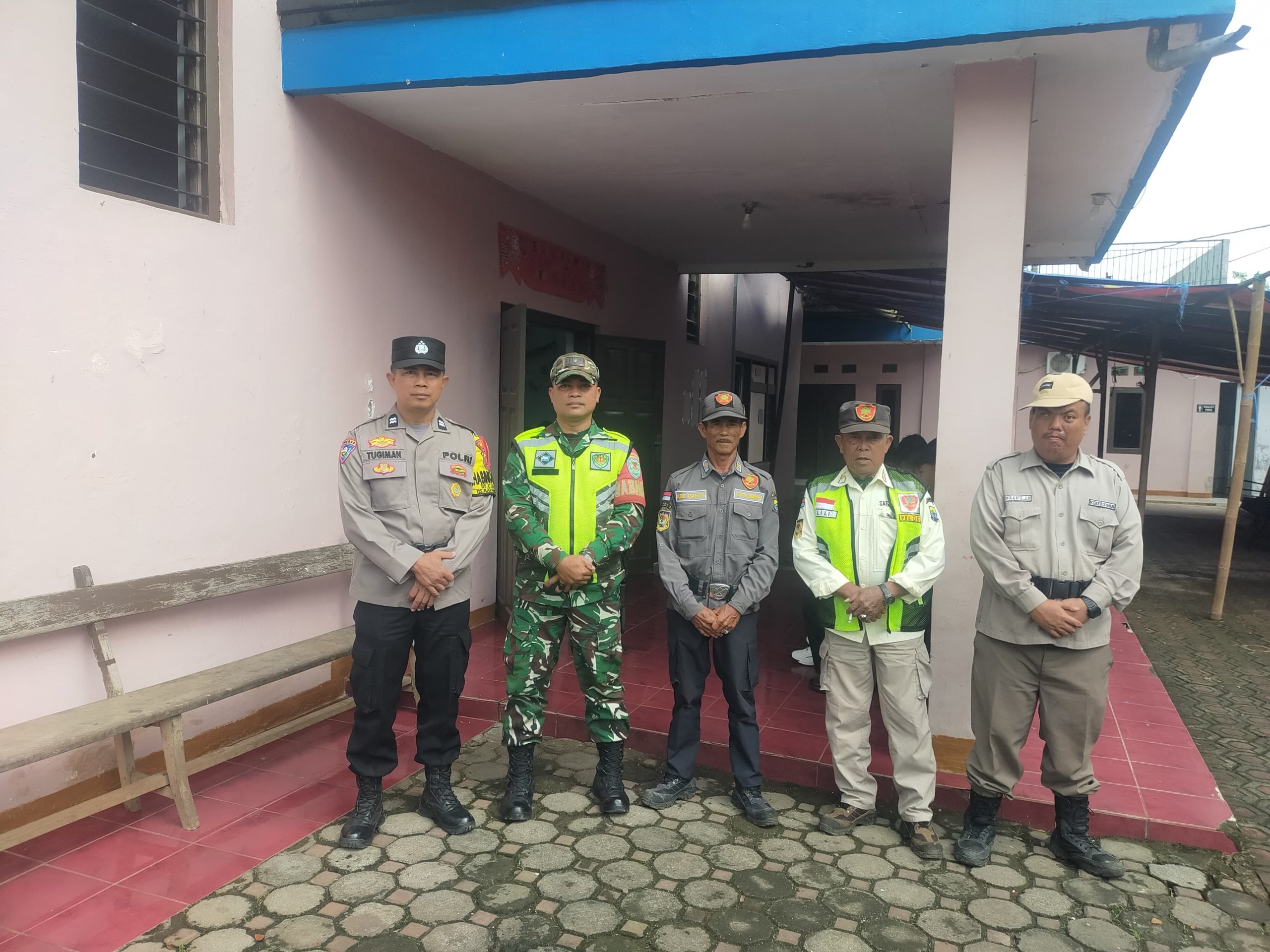 Jamin Keamanan Ibadah Awal Tahun, Sertu Asep Supriyatna Kawal Gereja GKP Pasundan di Sindangjaya