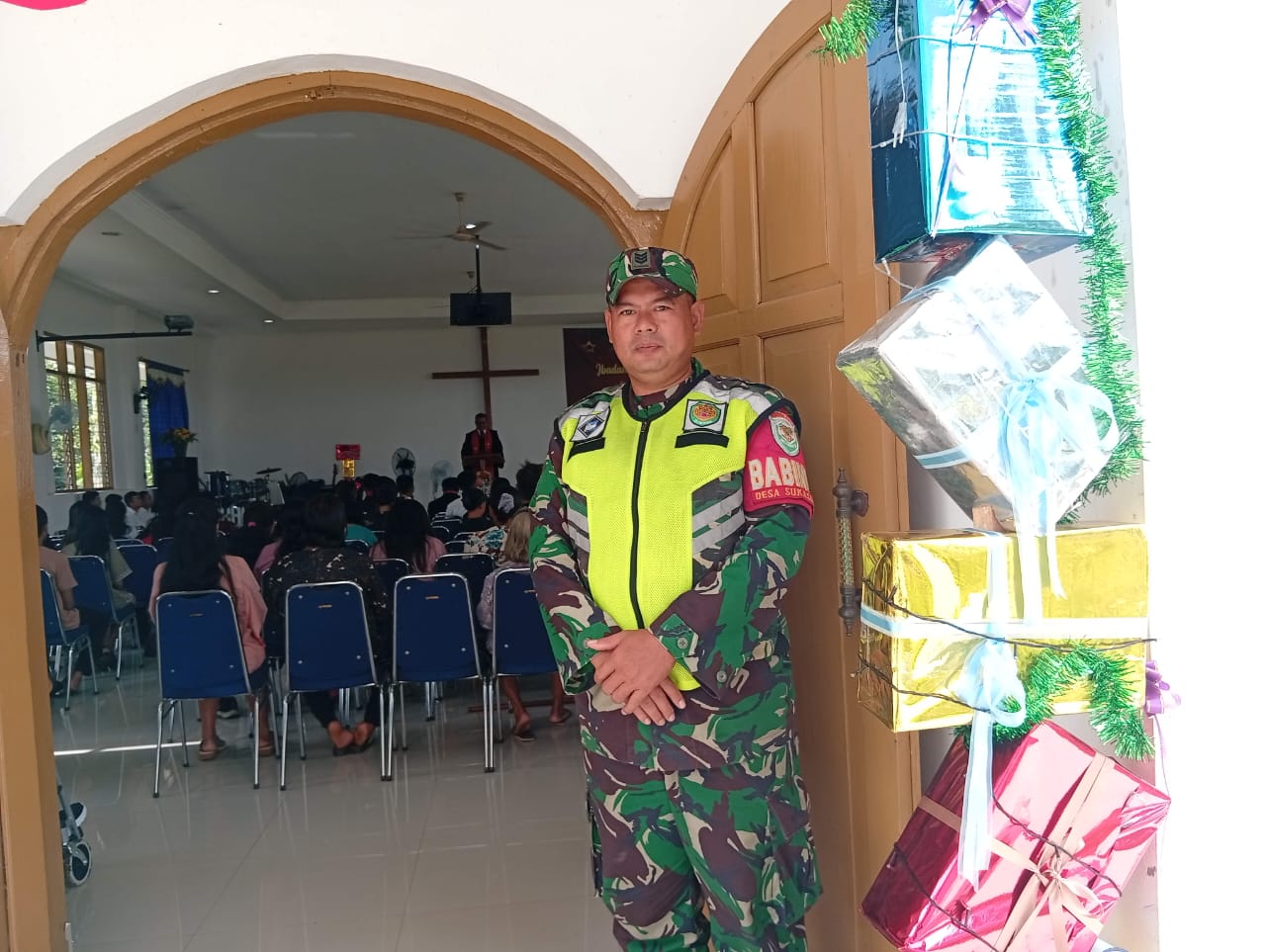 Jamin Keamanan Ibadah Awal Tahun, Serka Sunarya Pantau Gereja Eliezer di Desa Sindangjaya