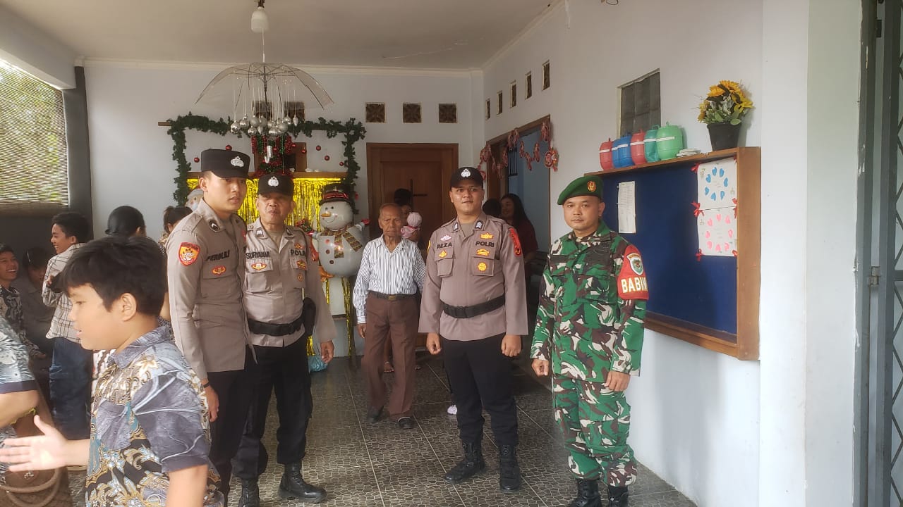 Pastikan Ibadah Awal Tahun Berjalan Damai, Serda Surahmad Kawal Pengamanan di Gereja GKP Ciranjang