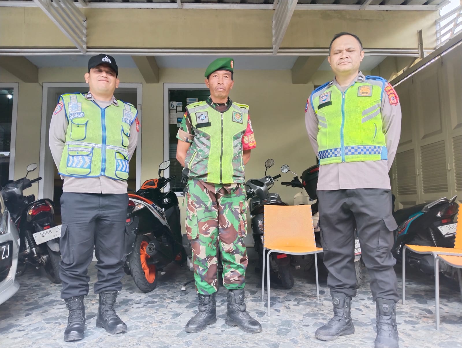 Sinergi Sertu Ahmad dan Sertu Ohin Rohmat Jamin Keamanan Ibadah Tahun Baru di GPDI Pacet