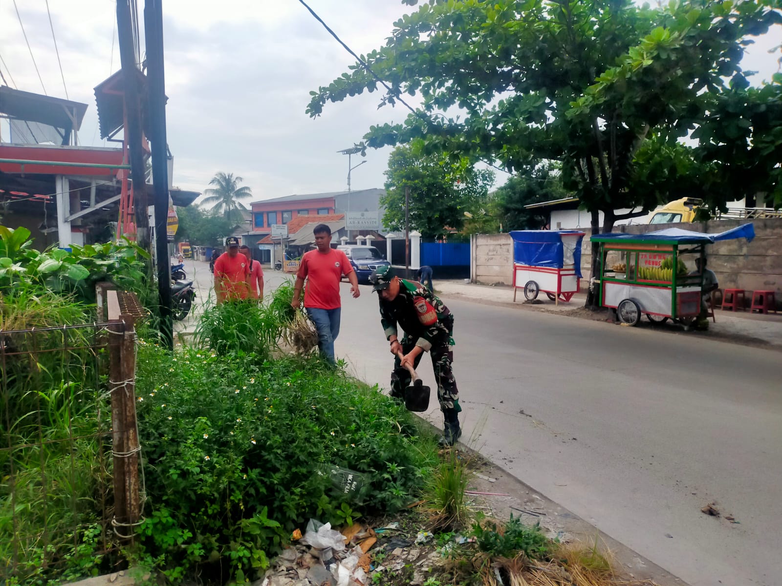 Wujudkan Lingkungan Bersih, Serka Dedi Rahmat Babinsa Ciranjang Pelopori Karya Bakti Bersama Warga