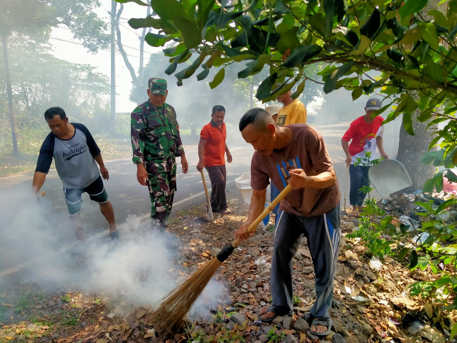 Sinergi Babinsa Koramil 09/Ciranjang dan Warga Kompak Bersihkan Lingkungan Melalui Karya Bakti