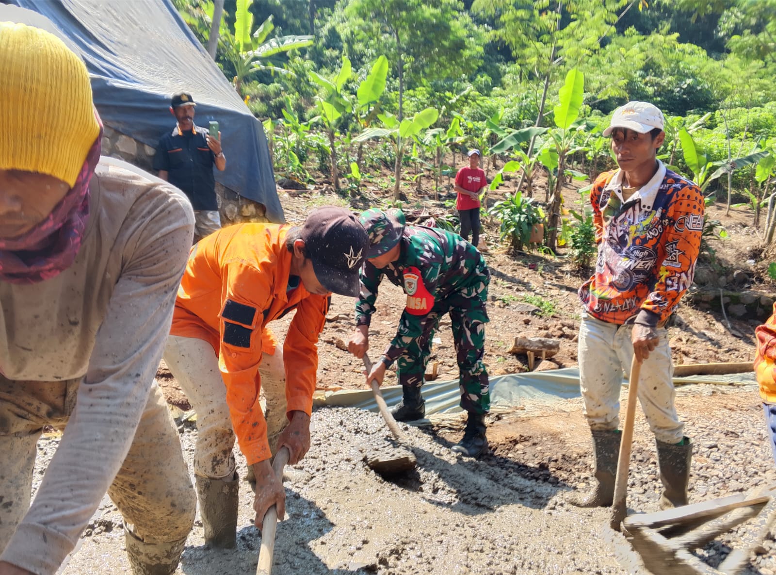 Wujudkan Infrastruktur Desa, Babinsa Panyusuhan Sertu Asep Supriatna Pimpin Kerja Bakti Pengecoran Jalan