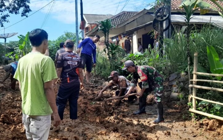 Babinsa Kertaraharja Bersama Warga Bahu-Membahu Perbaiki Jalan Rusak di Pagelaran