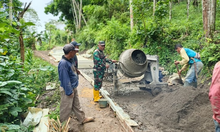 Wujudkan Infrastruktur Desa, Babinsa Pananggapan Laksanakan Pengecoran Jalan Bersama Warga
