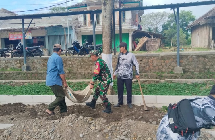 Tingkatkan Fasilitas Publik, Babinsa Desa Caringin Pimpin Kerja Bakti Pemerataan Berangkal
