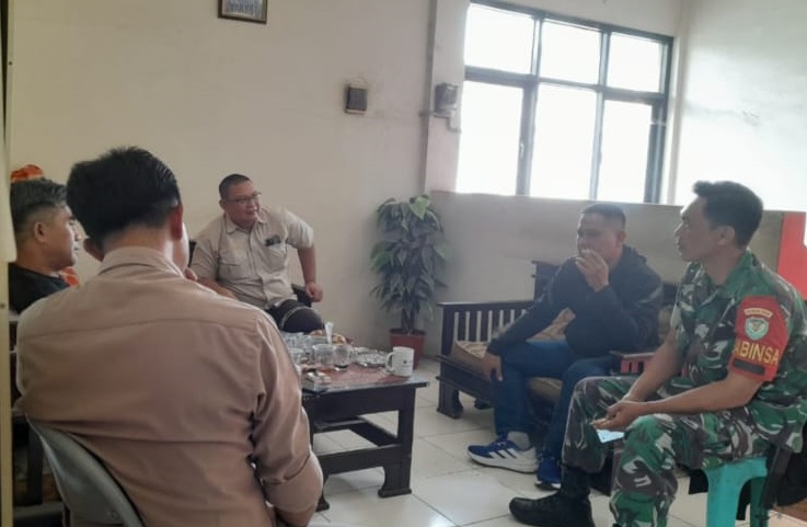 Perkuat Sinergi Kewilayahan, Babinsa Cikondang Gelar Komsos dengan Petugas Dinas Pasar