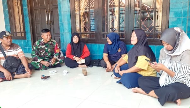 Pererat Silaturahmi, Babinsa Ramasari Gelar Komsos Bersama Ketua RT dan Warga