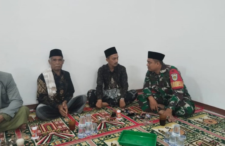 Perkuat Kerukunan, Babinsa Sukaraja Jalin Komsos Bersama Tokoh Agama
