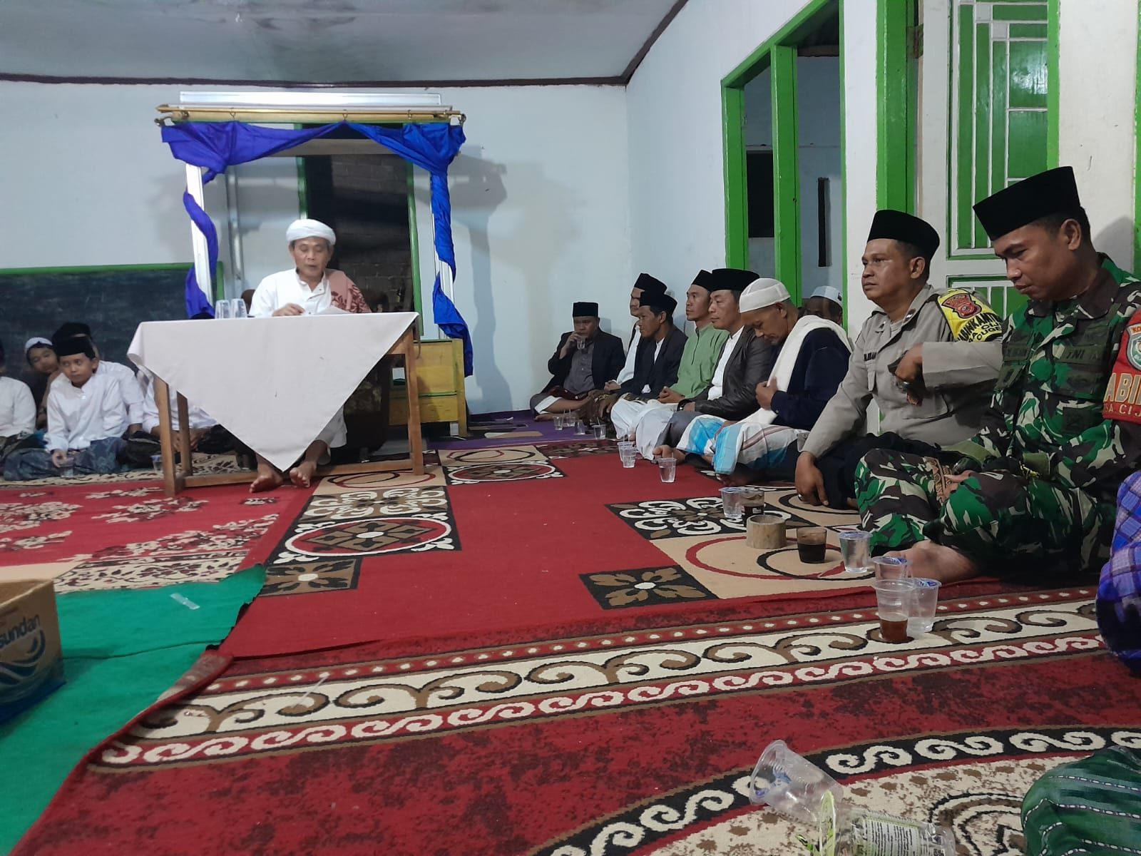 Babinsa Cijedil Hadiri Peringatan Isra Miraj, Pererat Silaturahmi dengan Warga Pameungpeuk