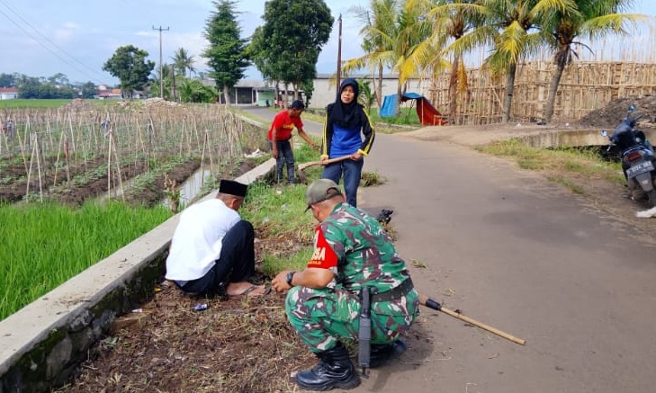 Sinergi Babinsa dan Warga Desa Sindangraja Gelar Karya Bakti Bersihkan Jalan Desa