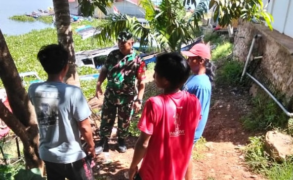 Babinsa Sindangjaya Pererat Silaturahmi Lewat Pembinaan Jaring Teritorial di Tepian Sungai