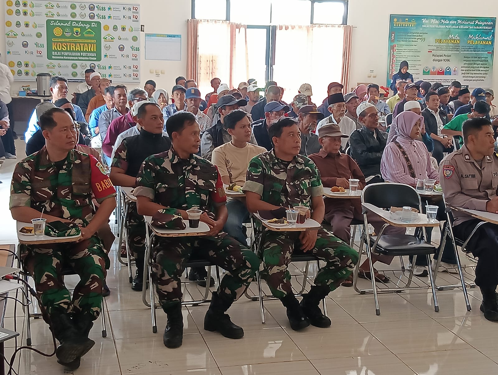 Dukung Ketahanan Pangan Nasional, Danramil Karangtengah Bersama Jajaran Ikuti Vicon Panen Raya