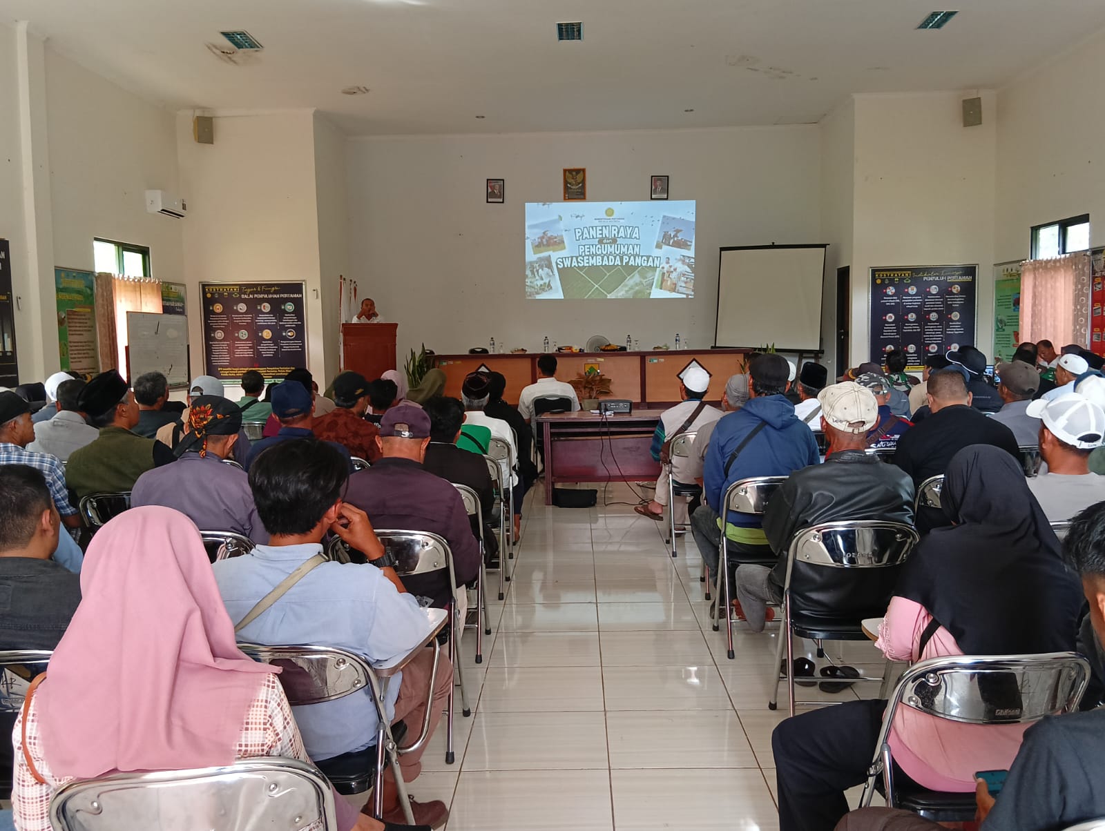 Sinergi TNI-Polri dan Pemerintah Kecamatan Karangtengah Kawal Swasembada Pangan Melalui Panen Raya