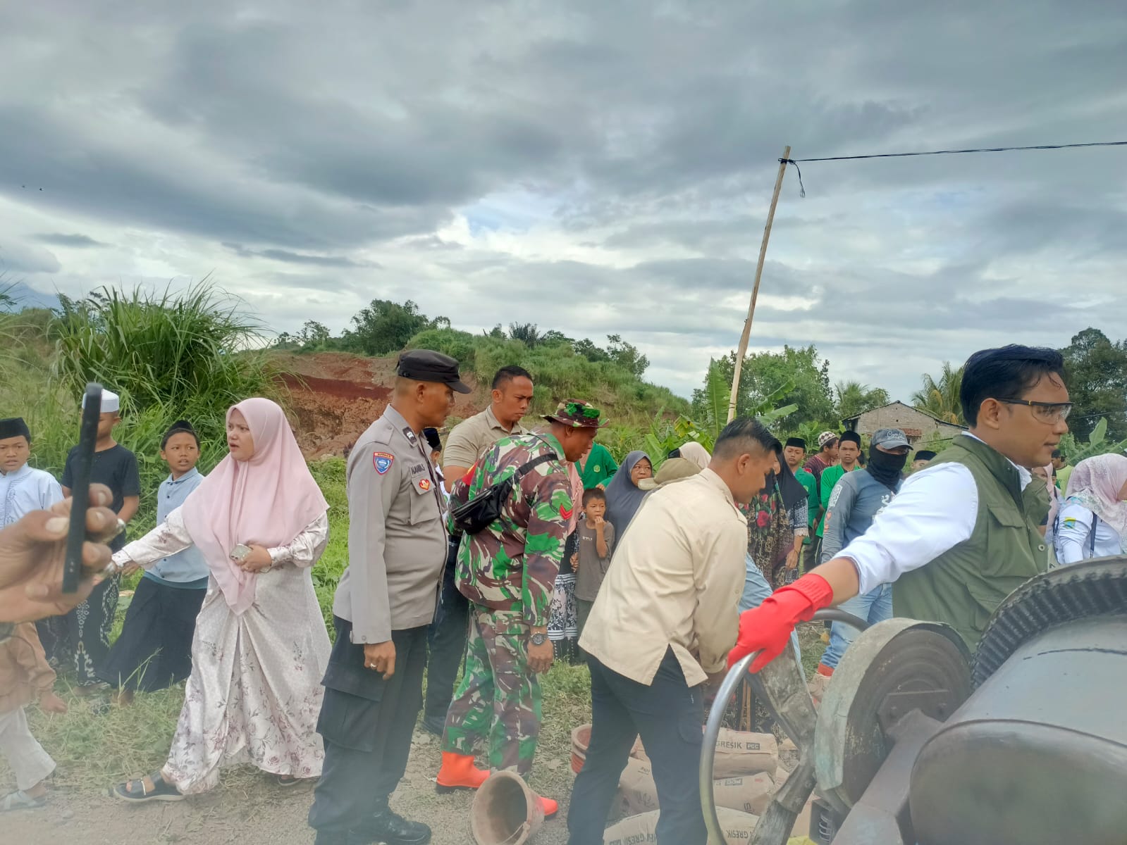 Babinsa Desa Sindangsari Kawal Program GOROL Bupati Cianjur di Kampung Simpang