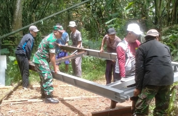 Wujudkan “Bentang Harapan Antar Kecamatan”, Serda Surahmad Kawal Pembangunan Jembatan Gantung Cikadu