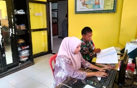 Sertu Tasripin Babinsa Cibiuk Laksanakan Pendataan Penduduk Guna Perkuat Data Teritorial