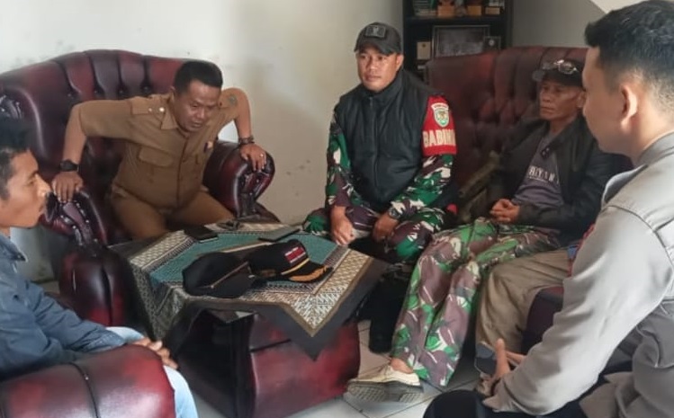 Pererat Sinergitas, Babinsa Desa Mande Laksanakan Komsos Bersama Aparatur Desa