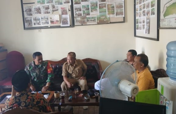 Pererat Sinergitas, Babinsa Desa Sukatani Laksanakan Komsos Bersama BPD Haurwangi